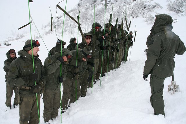 Lawinenübung: Soldaten des Landecker Lawineneinsatzzuges beim Sondieren am Alpkogel in Galtür. | Foto: Bundesheer