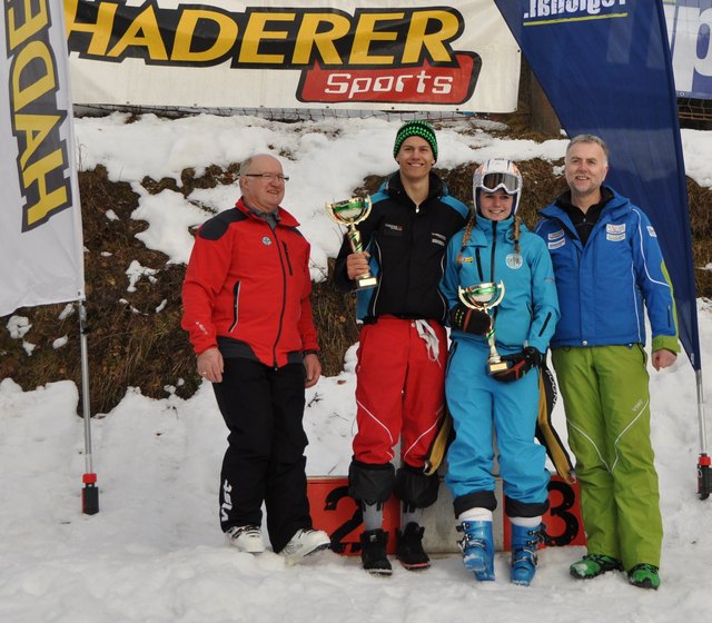 Tagessieger Susanne Weber und Martin Scheuchenpflug mit Gebietsreferent des LSV OÖ Ludwig Gabriel (l.) und Obmann Manfred Patrasso.