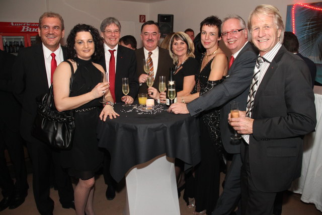 Bewiesen ein gutes Rhythmusgefühl am Neujahrsball der SPÖ-St. Jakob: SPÖ-Landesparteivorsitzender LHStv. Peter Kaiser, mit u.a. VzBgM. Robert Hammerschall (l), BgM Heinrich Kattnig, SPÖ-KO Reinhart Rohr, SPÖ-LAbg. Manfred Ebner und Balldamen.