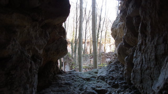 Der Blick durch eine Schießscharte ins Innere gibt nicht viel her