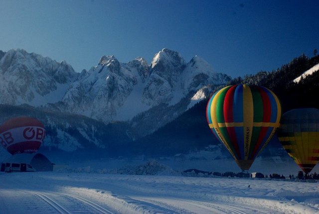 30 bis 40 bunte Heißluftballons schmücken den Himmel über Gosau un dem Salzkammergut.