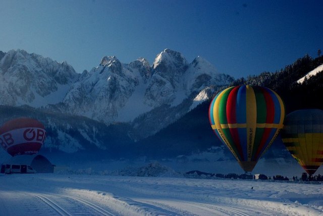 30 bis 40 bunte Heißluftballons schmücken den Himmel über Gosau un dem Salzkammergut. | Foto: Torsten Kraft