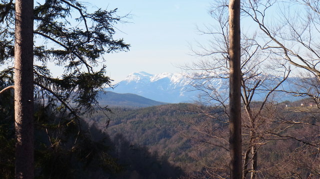Einen wundervollen Ausblick hatten die Burgherren - Richtung Schneeberg