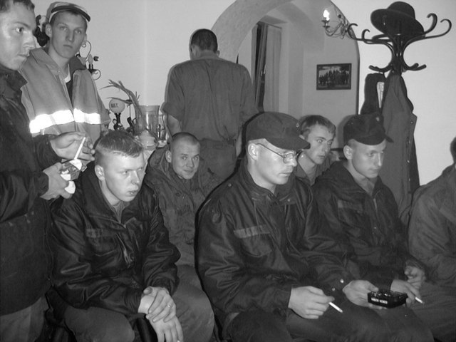 Die Jungs durchnässt beim Warten auf weitere Befehle im Gasthaus Kremslehner in der Gemeinde Ardagger.