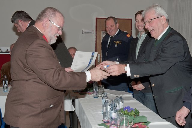 Gerhard Lerch wurde die Verdienstmedaille in Gold überreicht.
