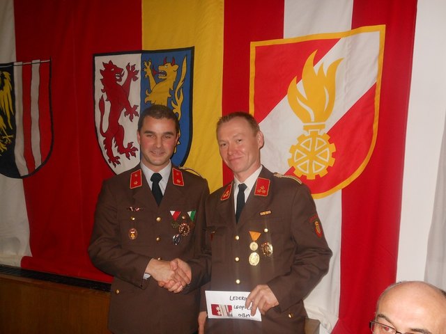 Ernst Hundsberger (links) folgt Leopold Lederhilger als Kommandant der FF Losensteinleiten nach.