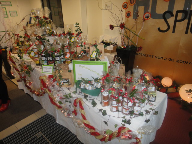 Der Ausstellungstisch im Advent 2012.