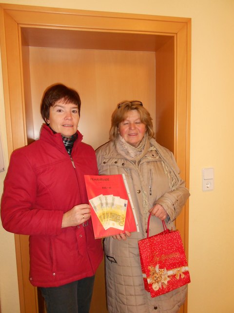 Christine Althuber (li.) und Augustine Windhager (re.) von der Königswiesener Frauenrunde stellten sich beim SMB mit einem Christkindl ein.