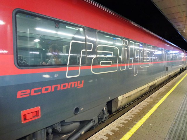 Ein "railjet" am Linzer Hauptbahnhof.