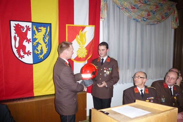 Leopold Lederhilger (li.) bei der Übergabe des Kommandantenhelms an Ernst Hundsberger.