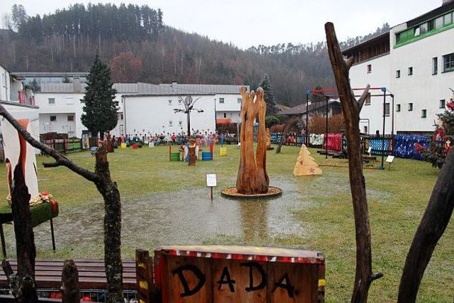 letzten Samstag - Land unter... - auf der VKW - VölserKunstWiese; die "Familie" von Ferdinand Lackner bekommt da nasse Füße - oder ist sie vielleicht mehr eine "Insel im Sturm"
