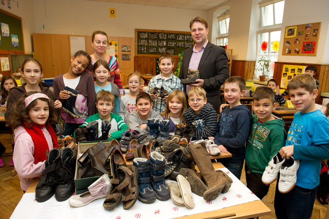Die Kinder der Volksschule Trumau sammelten Winterschuhe für Flüchtlingskinder in Traiskirchen.