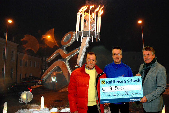 Karl Lanzerstorfer, Gerhard Gruber und Leo Jachs (v.l.) mit dem Scheck.