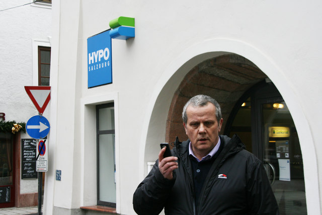 Einsatzleiter Herbert Scheuringer kurz nach dem Überfall vor der Hypo.