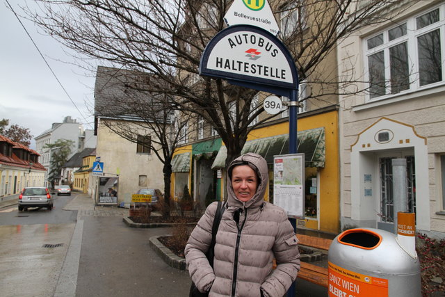 Kein Dach über dem Kopf: Renata Kaczmarczyk ist in der Sieveringer Straße Wind und Wetter schutzlos ausgeliefert.