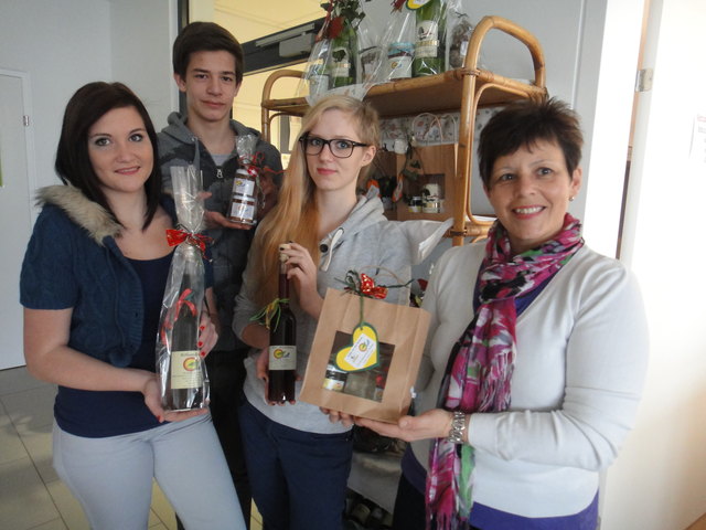 Projektleiterin Katharina Maierhofer präsentiert mit Schülern des 2. Jahrgangs einige selbst hergestellte Produkte.