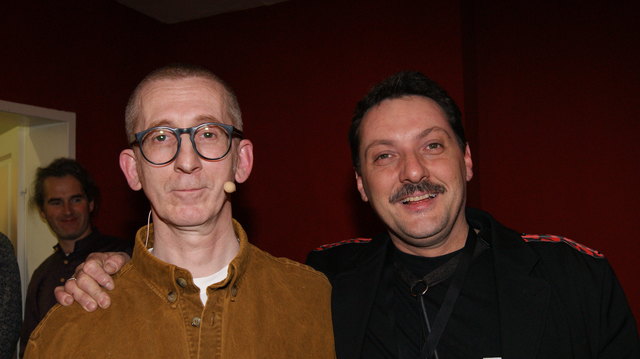 GUNKL (Autor, Kabarettist und Musik), bezeichnete UAJO Bandleader Christian Maurer als Sozialdirigent.