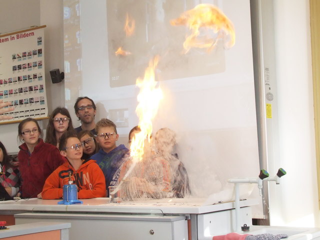 Michael Schweiger (hinten) lässt im Physikunterricht die Funken sprühen