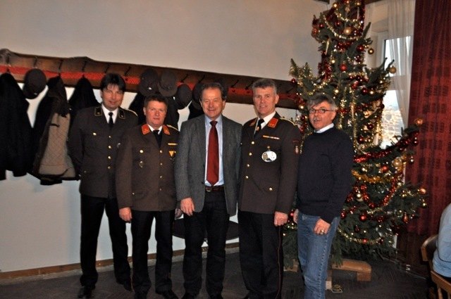 Verwalter Christian Grün, Ehrenkommandant Gerhard Doppler, Bürgermeister Herbert Stipanitz , Kommandant Helmuth Kunst und Vizebürgermeister Franz Deutsch bei der Jahreshauptversammlung.