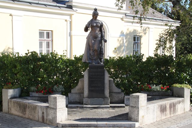 Im Ortszentrum erinnert eine Statue an Grünerin Maria Theresia. Die Kaiserin ließ Theresienfeld 1763 gründen.