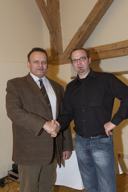 Auch Bürgermeister Gerhard Dreiszker gratuliert dem Bruckneudorfer Kreativen.