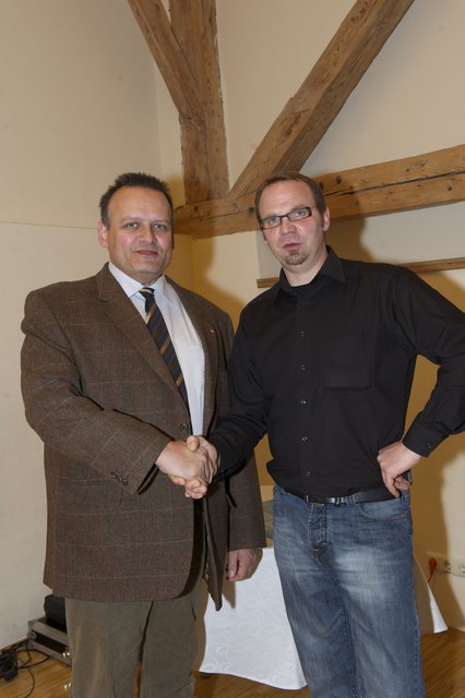 Auch Bürgermeister Gerhard Dreiszker gratuliert dem Bruckneudorfer Kreativen. | Foto: Zenger