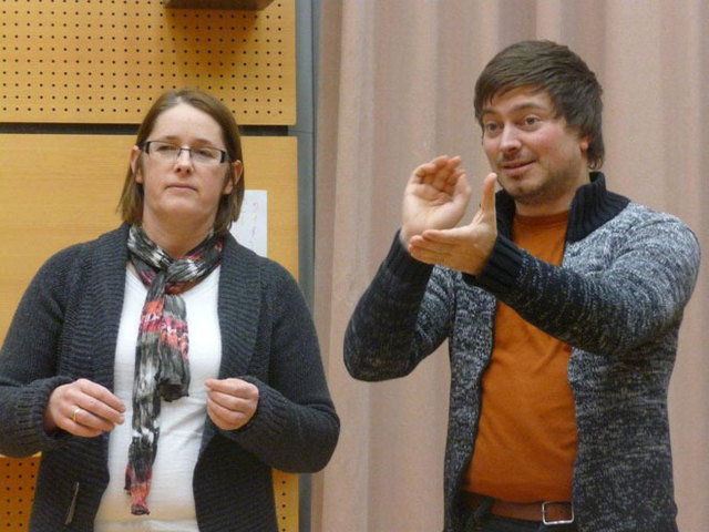 Lehrer André Gold und Schülerin Christine Brunauer des derzeitigen Kurses sind fleißig am Üben.