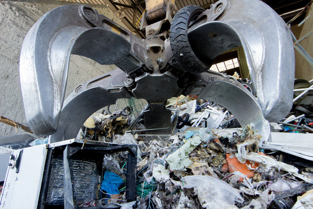Die große Klaue im Recyclingcenter in der Sturzgasse kümmert sich um die Abfallentsorgung.