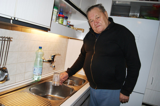 Seit Wochen kein Wasser: Markus Kopeter geht zu einem Freund duschen und holt Wasser vom Bach für die WC-Spülung.
