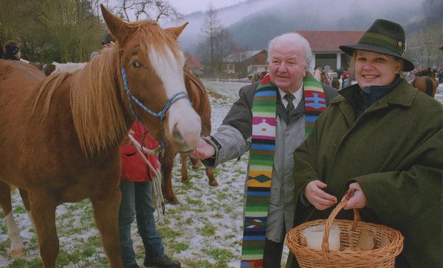 Pfarrer Franz Platzer und Silvia Glitzner bei der Segnung der Pferde.