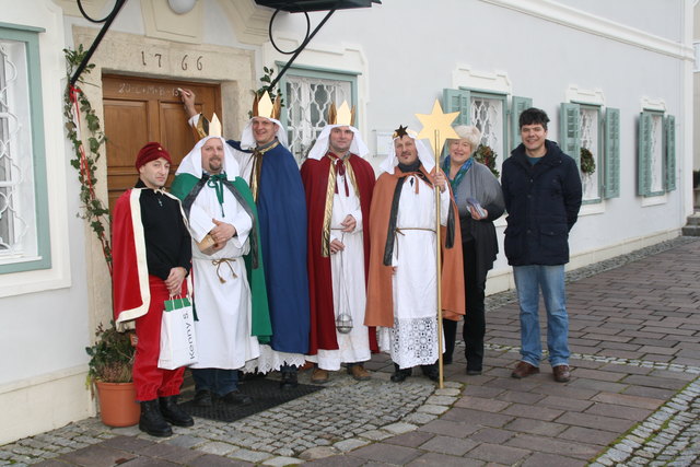Die Sternsinger machten sich in der Früh vom Pfarrhof auf in die
Innenstadt, um ihre Botschaft anzubringen.