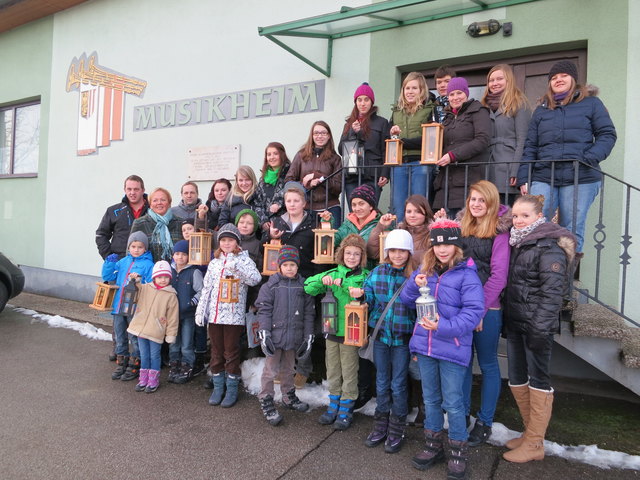 Engagierte Jugendliche des MV Losensteinleiten (Gemeinde Wolfern) trugen am Heiligen Abend 2012 das Friedenslicht zu den Bewohnern.