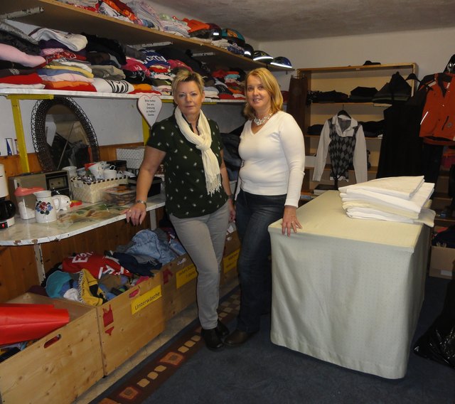 Waltraud Eder (l.) und Gudrun Jeindl betreuen den Caritas-Laden in Kindberg ehrenamtlich.