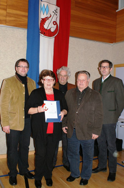 Ehrenringträgerin Helga Beham mit den vier Bürgermeistern ihrer Dienstperiode (v.l.): Franz Augustin, Raimund Schneebauer, Rudolf Schrems, Alfred Schrems.