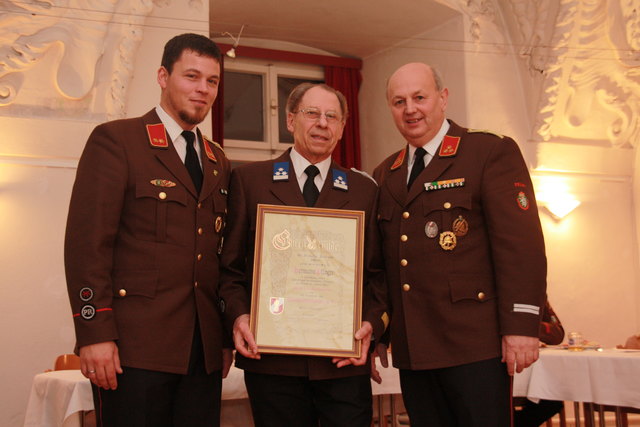 Der langjähriger Kassier der FF Pöllau Hermann Pfleger wurde Ehrenhauptlöschmeister ernannt.