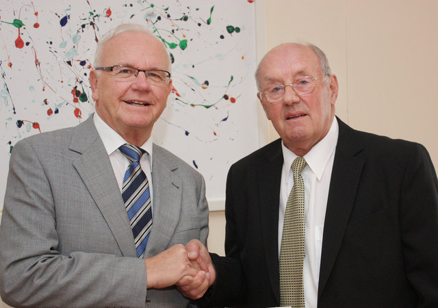 Bürgermeister Peter Koits dankte Wohnungsombudsmann Franz Roiss (r.) für seine wertvolle Tätigkeit.