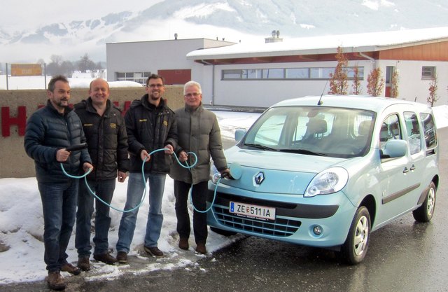 Überzeugt von E-Mobilität: Wirtschaftshof Leiter Kurt Binder, Harald Zehentner und Manfred Himberger vom Autohaus Zehentner, Bgm. Günter Schied.