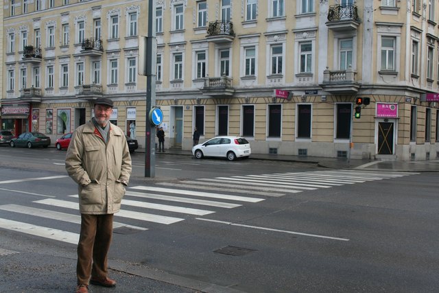 Gefährlicher Zebrastreifen: Anrainer Christoph Lesigang fordert eine Abbiegeampel für Autofahrer.