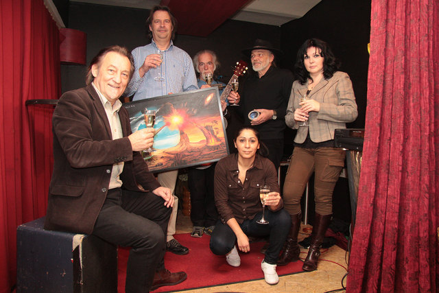 Gerhard Lippitz, GR. Günther Scheider, Kunstmaler und Musiker Centauri Alpha, Kurator H. W. Wahl, Kunstmalerin Sonja Gazic und kniend Serviererin Stanja