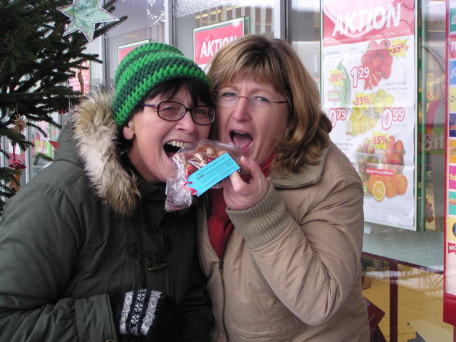 Monika Klewein und Monika Mittmannsgruber finden die Lebkuchensterne des SMB-Standls zum "Anbeißen" gut.