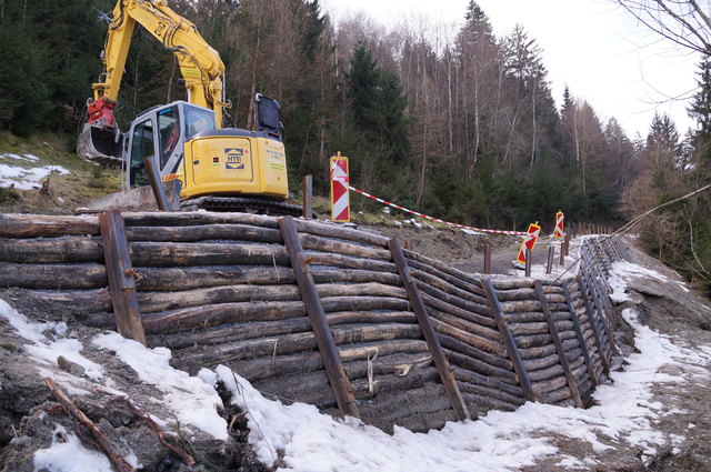 Der Abbruchbereich wird bergseits abgegraben und der Weg aufgefüllt.