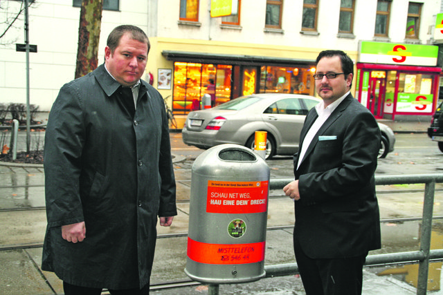 Mehr Mistkübel für die Hauptstraße fordern die VP-Politiker Christian Pichler (r.) und Wolfgang Kieslich.