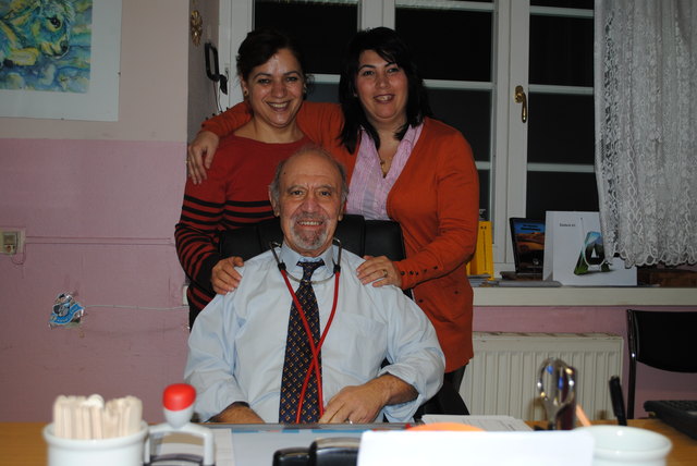 Dr. Ala-Eldine Hallak (sitzend) mit seinen beiden Mitarbeiterinnen Vahide Bicer (li.) und Nazife Sevinc(re.).