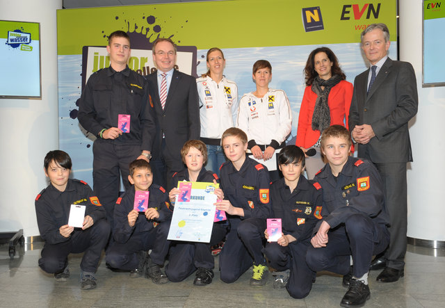 LR Stephan Pernkopf, Doris & Stefanie Schwaiger, Moderatorin Alice Herzog, und EVN Vorstandssprecher Peter Layr gratulieren der Feuerwehrjugend Göpfritz zum dritten Platz.