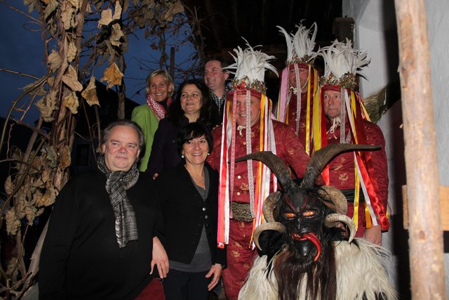 Dr. Reinhold Fartacek, Gattin Michaela, ihre Freunde Felicitas und Hans mit Bgm. LAbg. Sonja Ottenbacher zusammen mit den Schiachperchten und Tresterern aus Stuhlfelden