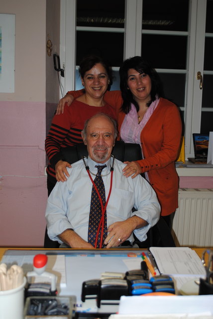 Dr. Ala-Eldine Hallak (sitzend) mit seinen beiden Mitarbeiterinnen Vahide Bicer (li.) und Nazife Sevinc(re.).