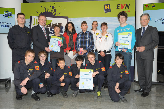 Feuerwehrjugend Göpfritz, LR Stephan Pernkopf, die Gewinner Mathias Ritter und sein Cousin nehmen Moderatorin Alice Herzog in die Mitte, Schwaiger Sisters, Martin Bartmann, EVN Vorstandssprecher Peter Layr (v.l.).