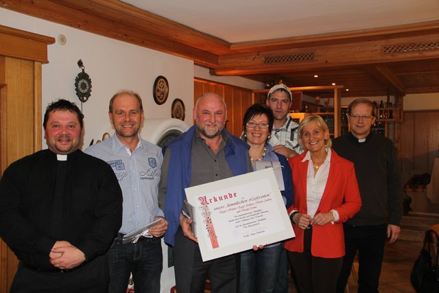 Im Bild: Kooperator Roland Frühauf, Cornel Knapp, Hubert Egger, Andrea Huber, Andreas Egger, Bgm. Sonja Ottenbacher und Dechant Mag. Tobias Giglmayr. | Foto: Gemeinde Stuhlfelden