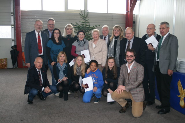 Die ausgezeichneten Sportler und Funktionäre des ESV Wels mit den Repräsentanten der Stadt Wels.