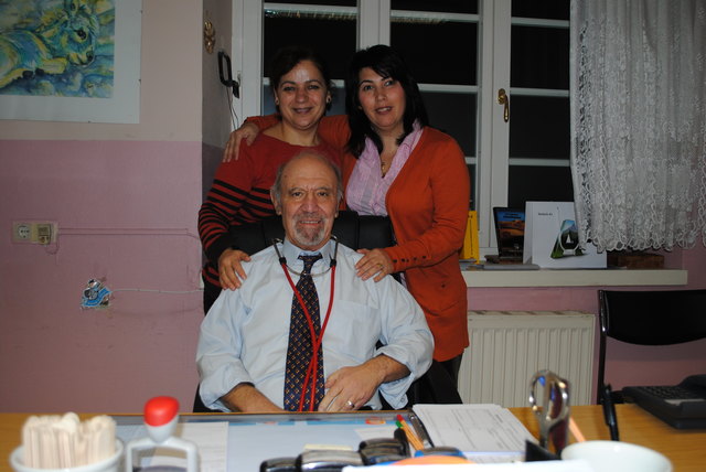 Dr. Ala-Eldine Hallak (sitzend) mit seinen beiden Mitarbeiterinnen Vahide Bicer (li.) und Nazife Sevinc(re.).